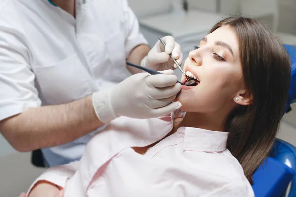 Tandheelkundige Kliniek Ontvangst Onderzoek Van Patiënt Tanden Verzorging Jonge Vrouw — Stockfoto