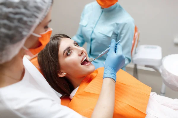 Tandarts Assistent Behandelen Tand Van Een Patiënt Dokter Tandarts Behandelt — Stockfoto