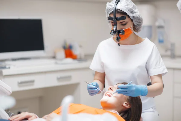 Tandheelkundige Kliniek Ontvangst Onderzoek Van Patiënt Tanden Verzorging Jonge Vrouw — Stockfoto