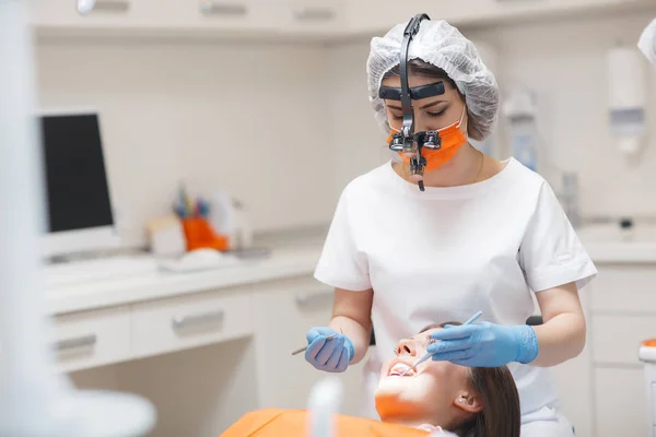 Tandheelkundige Kliniek Ontvangst Onderzoek Van Patiënt Tanden Verzorging Jonge Vrouw — Stockfoto