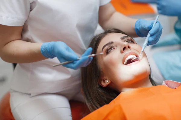 Tandheelkundige Kliniek Ontvangst Onderzoek Van Patiënt Tanden Verzorging Jonge Vrouw — Stockfoto