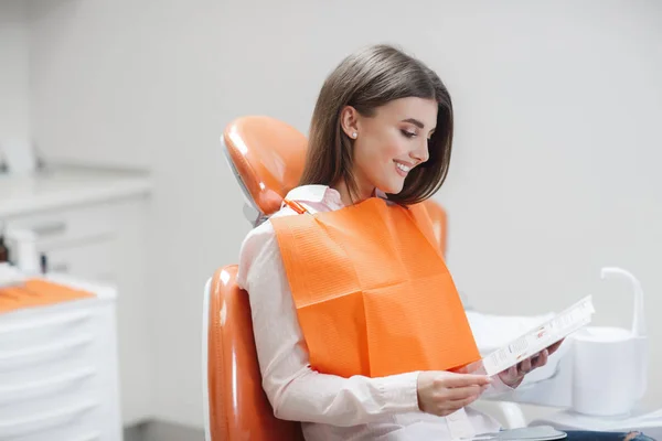 Tandheelkundige Kliniek Ontvangst Onderzoek Van Patiënt Tanden Verzorging Jong Meisje — Stockfoto