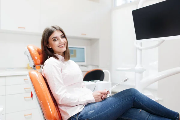 Tandheelkundige Kliniek Ontvangst Onderzoek Van Patiënt Tanden Verzorging Jong Meisje — Stockfoto