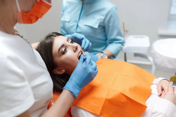 Tandarts Assistent Behandelen Tand Van Een Patiënt Dokter Tandarts Behandelt — Stockfoto