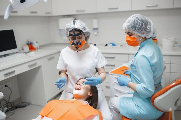 Dentysta Asystent Traktują Ząb Pacjenta Lekarz Dentysta Traktuje Zęby Pięknej — Zdjęcie stockowe