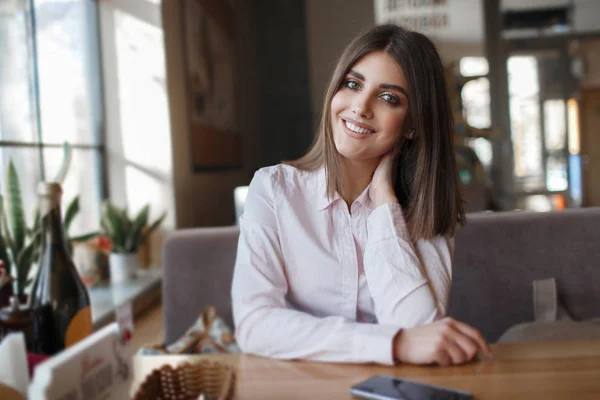 Beautiful Woman Table Cafe Young Beautiful Woman Brunette Sitting Alone — Stock Photo, Image