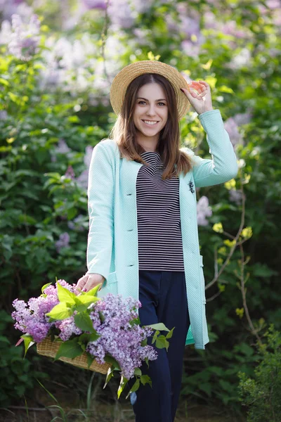 Young Beautiful Woman Enjoying Smell Blooming Lilac Sunny Day Outdoor — Stock Photo, Image