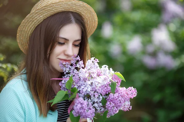 Joven Mujer Hermosa Disfrutando Del Olor Floración Lila Día Soleado —  Fotos de Stock