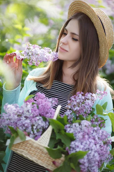 Ung Vacker Kvinna Njuter Doften Blommande Syren Solig Dag Utomhus — Stockfoto