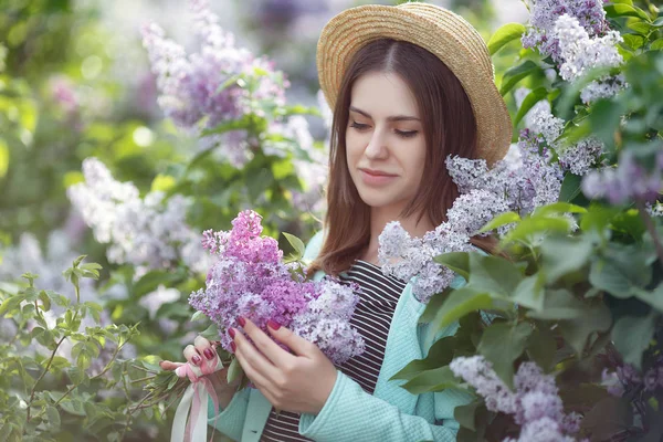 Young Beautiful Woman Enjoying Smell Blooming Lilac Sunny Day Outdoor — Stock Photo, Image