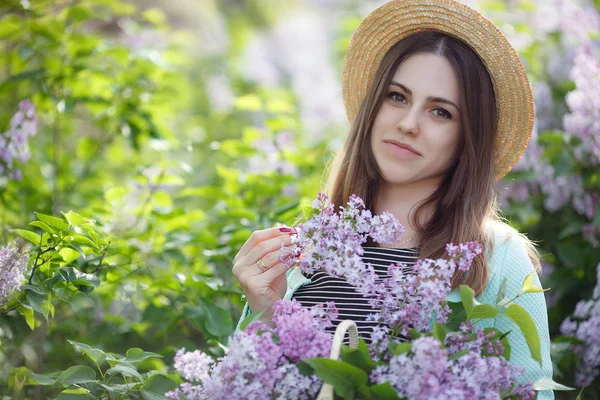 Ung Vacker Kvinna Njuter Doften Blommande Syren Solig Dag Utomhus — Stockfoto