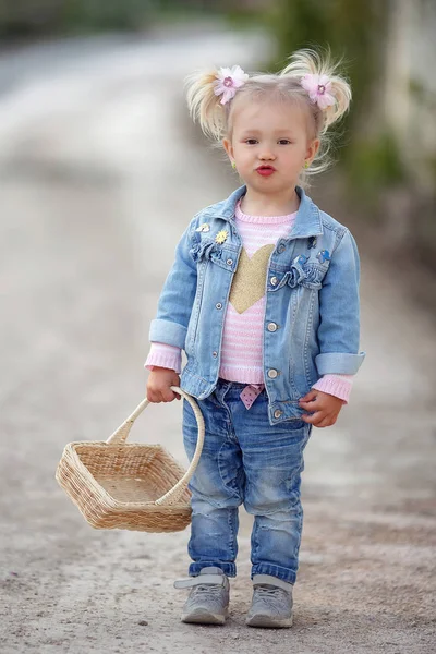 Ritratto Estivo All Aperto Una Bambina Campagna Una Strada Campagna — Foto Stock