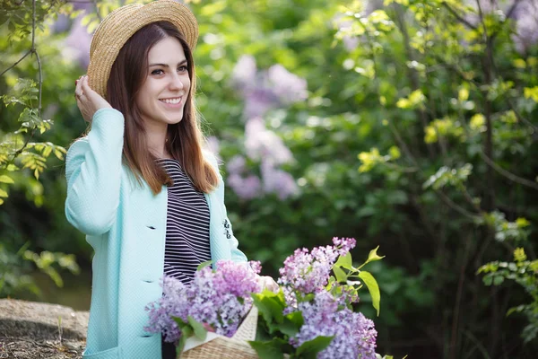 Ung Vacker Kvinna Njuter Doften Blommande Syren Solig Dag Utomhus — Stockfoto