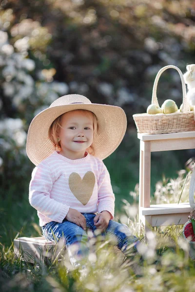 Cute Little Girl Big Straw Hat Spends Time Outdoors Alone — Stock Photo, Image