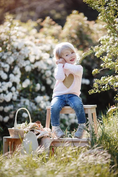 Cute Little Girl Wielkim Kapelusz Słomy Spędza Czas Zewnątrz Sam — Zdjęcie stockowe