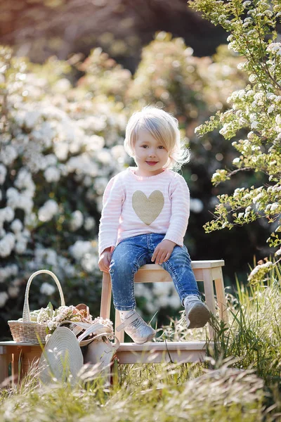 Een Schattig Klein Meisje Een Grote Stro Hoed Besteedt Tijd — Stockfoto