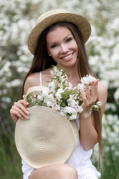 Piękna Dziewczyna Romantyczną Fryzurą Profesjonalnym Makijażu Cieszy Się Zapachem Białych — Zdjęcie stockowe