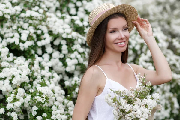 Krásná Dívka Romantickým Účesu Profesionálním Make Zahradě Vůni Bílých Barev — Stock fotografie