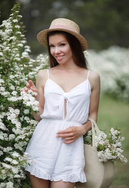 Belle Fille Avec Une Coiffure Romantique Maquillage Professionnel Bénéficie Une — Photo