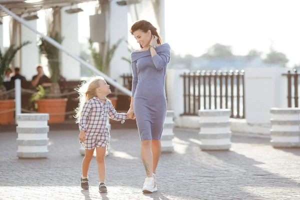 Madre Hija Afuera Ciudad Jugando Divirtiéndose Moda Feliz Madre Hija —  Fotos de Stock