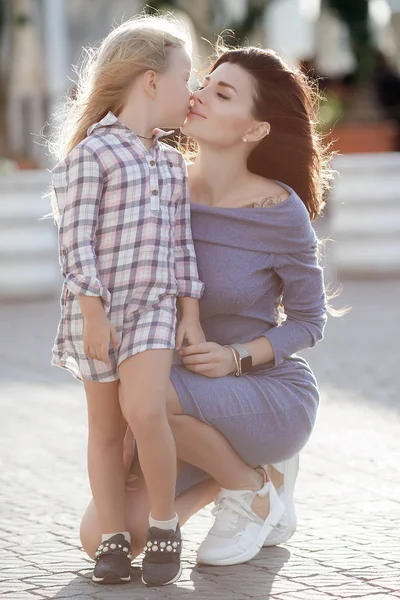 Mutter Und Tochter Freien Der Stadt Spielen Und Spaß Haben — Stockfoto