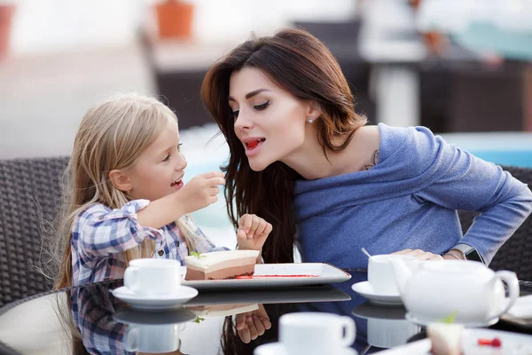 Mor Och Dotter Utomhus Staden Leka Och Roligt Mode Lycklig — Stockfoto