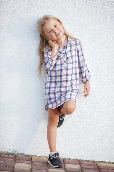 一个5岁的女孩在夏天花些时间在户外 独自走在她家的院子里 可爱的小女孩肖像户外在夏天 城市环境中的小女孩对着镜头微笑 快乐的小女孩肖像 — 图库照片