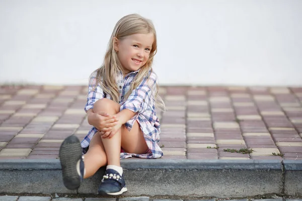 一个5岁的女孩在夏天花些时间在户外 独自走在她家的院子里 可爱的小女孩肖像户外在夏天 城市环境中的小女孩对着镜头微笑 快乐的小女孩肖像 — 图库照片