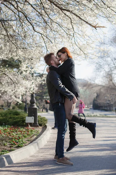 Una Pareja Enamorada Hombre Una Mujer Embarazada Caminan Juntos Primavera —  Fotos de Stock