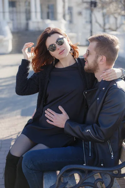 Casal Apaixonado Homem Uma Mulher Grávida Caminham Juntos Primavera Uma — Fotografia de Stock