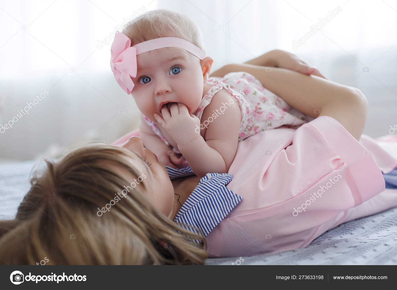 Mere Enfant Sur Lit Blanc Maman Bebe Fille Couche Jouant Image Libre De Droit Par Golyak C