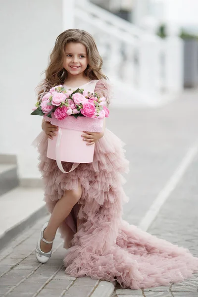 Симпатичная Девочка Лет Длинными Волосами Карими Глазами Одетая Розовое Длинное — стоковое фото
