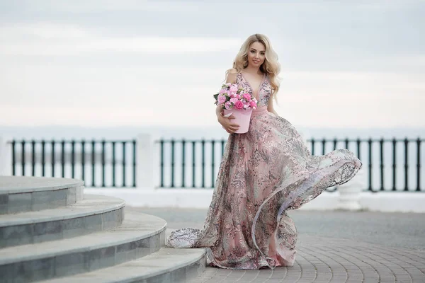 Schöne Frau Eleganten Abendkleid Blondes Mädchen Mit Langen Gesunden Und — Stockfoto