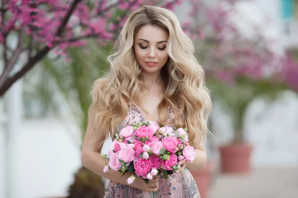 Vacker Kvinna Elegant Aftonklänning Blond Tjej Med Långt Friskt Och — Stockfoto