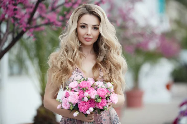 Vacker Kvinna Elegant Aftonklänning Blond Tjej Med Långt Friskt Och — Stockfoto