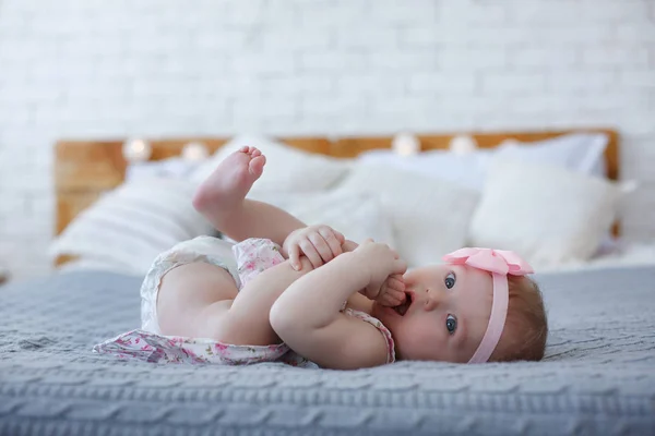 Tombul Yanakları Ile Charming Güzel Güzel Küçük Kadın Bebek Yatakta — Stok fotoğraf