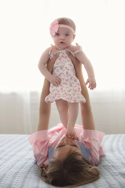 Mère Enfant Sur Lit Blanc Maman Bébé Fille Couche Jouant — Photo