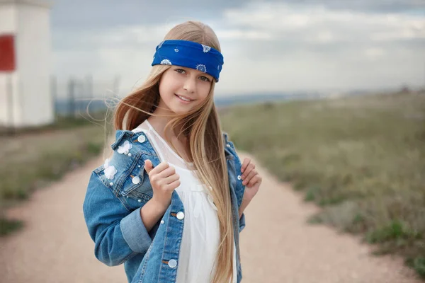 Menina Posando Contra Céu Nublado Litoral Menina Bonito Fundo Céu — Fotografia de Stock