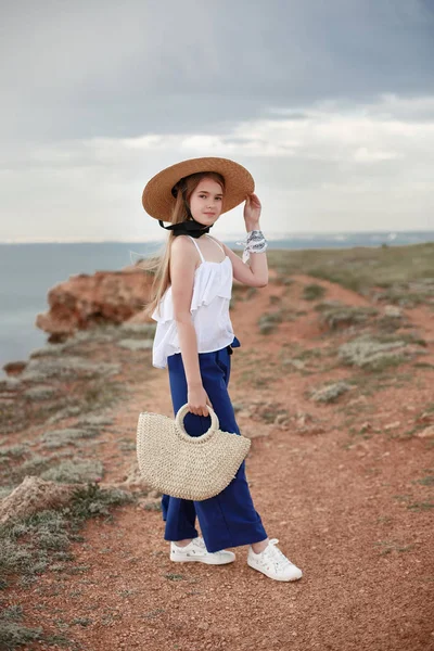 Menina Posando Contra Céu Nublado Litoral Menina Bonito Fundo Céu — Fotografia de Stock