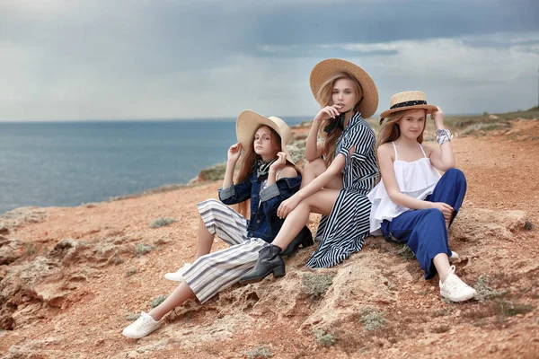 Hermosas Atractivas Divertidas Chicas Jóvenes Divirtiéndose Playa Hermanas Adolescentes Descansan — Foto de Stock