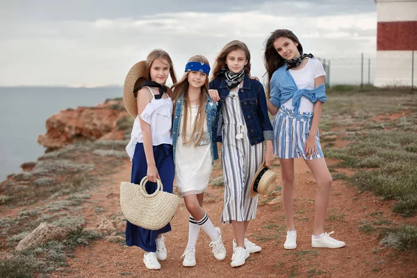 Cuatro Chicas Jóvenes Atractivas Alegres Divirtiéndose Playa Hermanas Adolescentes Descansan — Foto de Stock