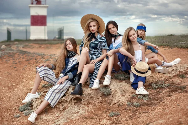 Cinco Chicas Jóvenes Atractivas Divertidas Divirtiéndose Playa Hermanas Adolescentes Descansan — Foto de Stock
