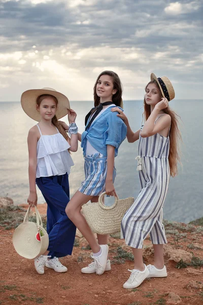 Beautiful Attractive Fun Young Girls Having Fun Beach Teenage Sisters — Stock Photo, Image