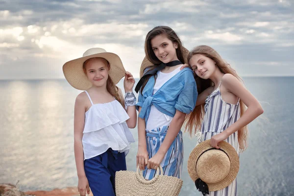 Красиві Привабливі Веселі Молоді Дівчата Розважаються Пляжі Сестри Підлітки Відпочивають — стокове фото