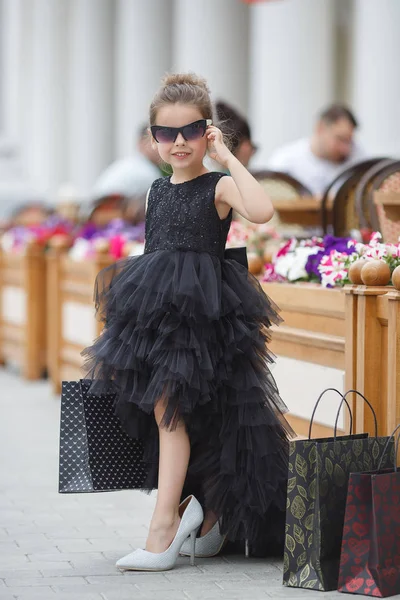 Niedlichen Kleinen Kaukasischen Mädchen Kind Beim Einkaufen Fun Fashion Trend — Stockfoto