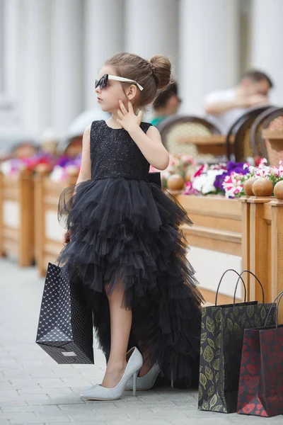 Niedlichen Kleinen Kaukasischen Mädchen Kind Beim Einkaufen Fun Fashion Trend — Stockfoto
