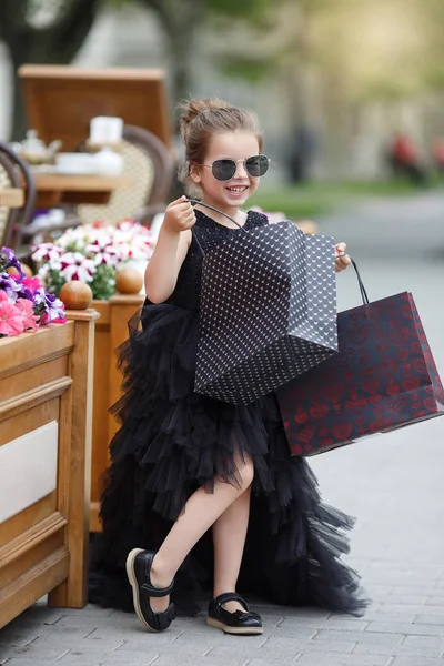 Niedlichen Kleinen Kaukasischen Mädchen Kind Beim Einkaufen Fun Fashion Trend — Stockfoto
