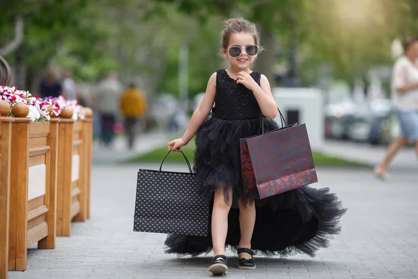 Niedlichen Kleinen Kaukasischen Mädchen Kind Beim Einkaufen Fun Fashion Trend — Stockfoto