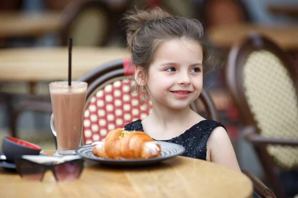 Schattig Klein Meisje Een Mooie Zwarte Avondjurk Dineren Aan Een — Stockfoto