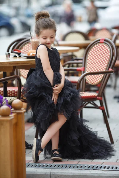 Nettes Kleines Mädchen Einem Schönen Schwarzen Abendkleid Das Einem Tisch — Stockfoto